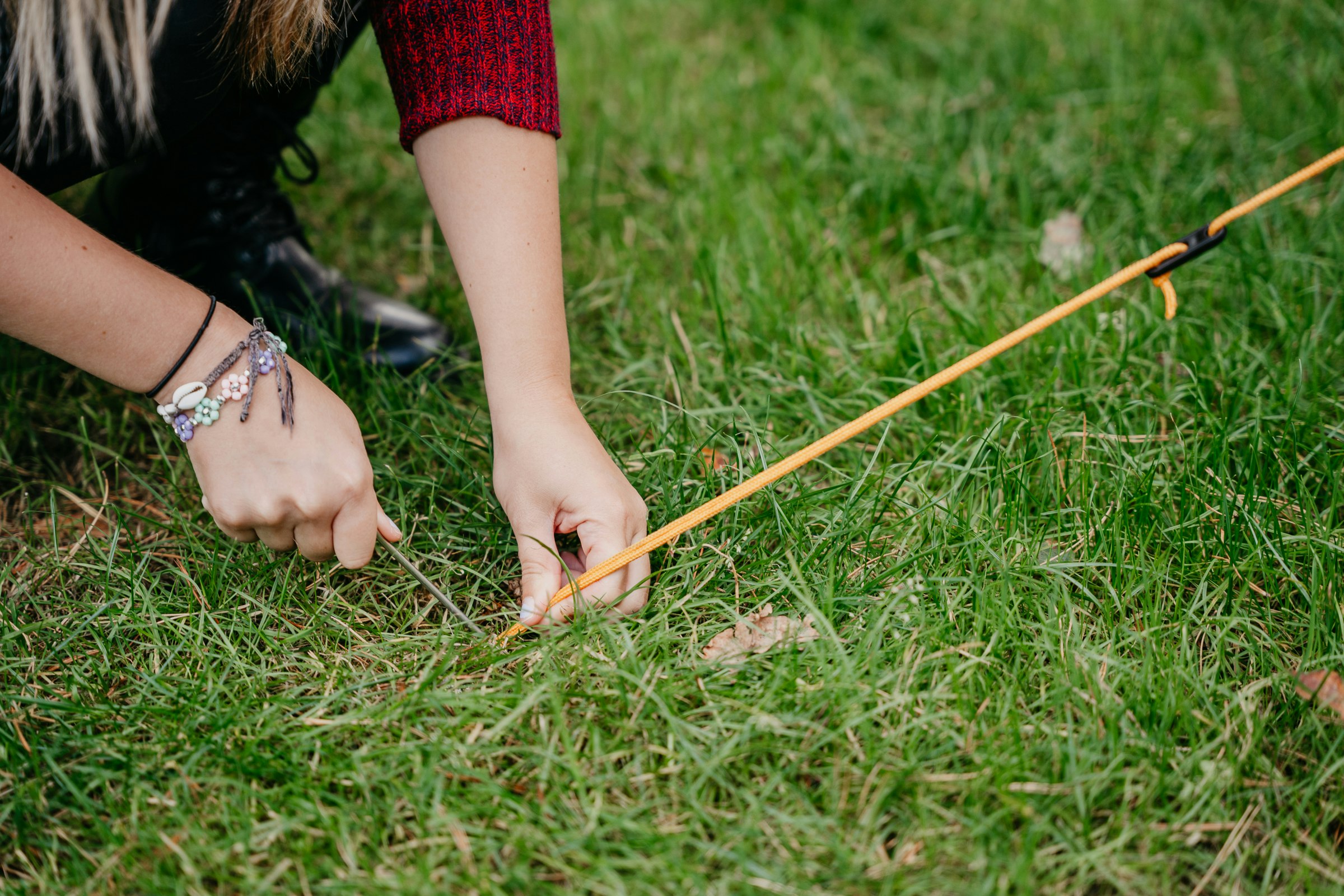 Natuurkampeerterrein Het Hallse Hull - Camperin schlägt ein Zelt auf der Wiese auf