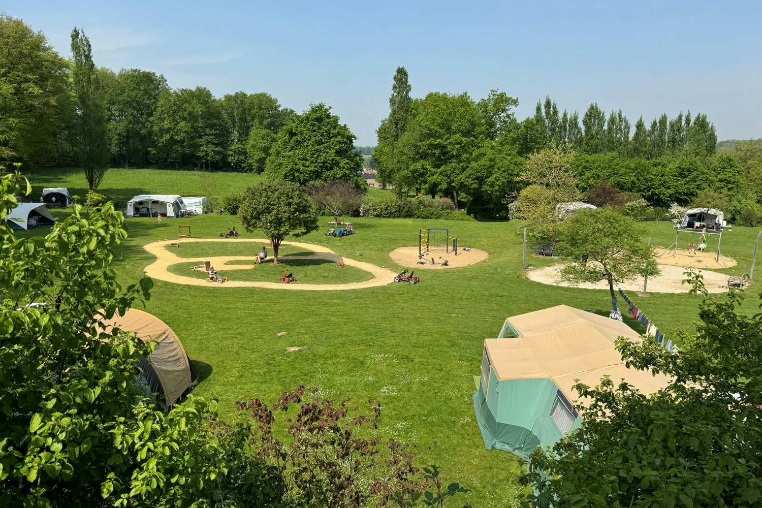 Natuurkampeerterrein Hoeve Krekelberg - Blick auf den Campingplatz mit Kartbahn, Kinderspielplatz und Beachvolleyballfeld