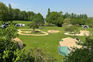 Natuurkampeerterrein Hoeve Krekelberg - Blick auf den Campingplatz mit Kartbahn, Kinderspielplatz und Beachvolleyballfeld