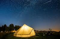Natuurkampeerterrein it Dreamlân - Blick auf ein Zelt bei Nacht