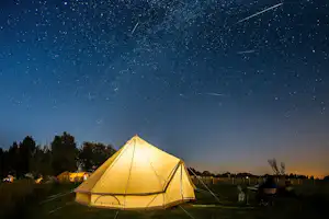 Natuurkampeerterrein it Dreamlân - Blick auf ein Zelt bei Nacht