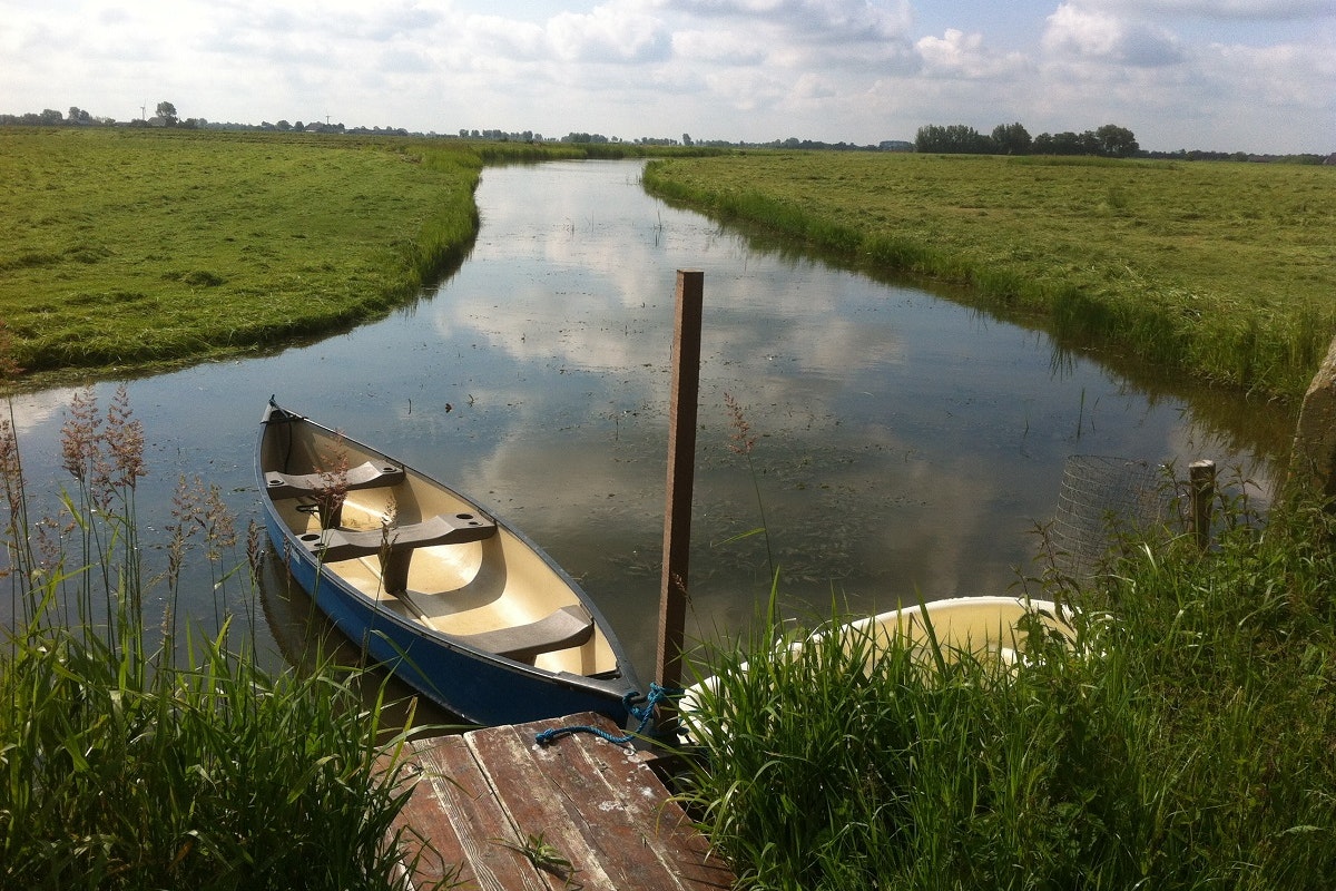 Natuurkampeerterrein it Dreamlân - Kleiner Fluss mit Bootssteg