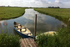 Natuurkampeerterrein it Dreamlân - Kleiner Fluss mit Bootssteg