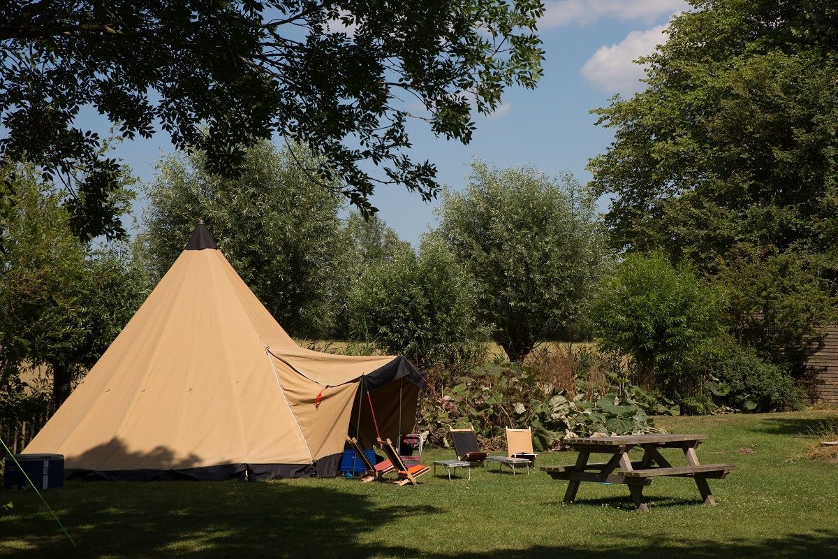 Natuurkampeerterrein it Dreamlân - Tipizelt auf dem Campingplatz