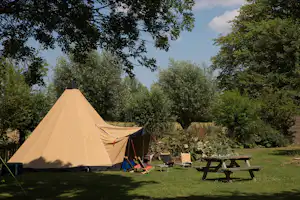 Natuurkampeerterrein it Dreamlân - Tipizelt auf dem Campingplatz