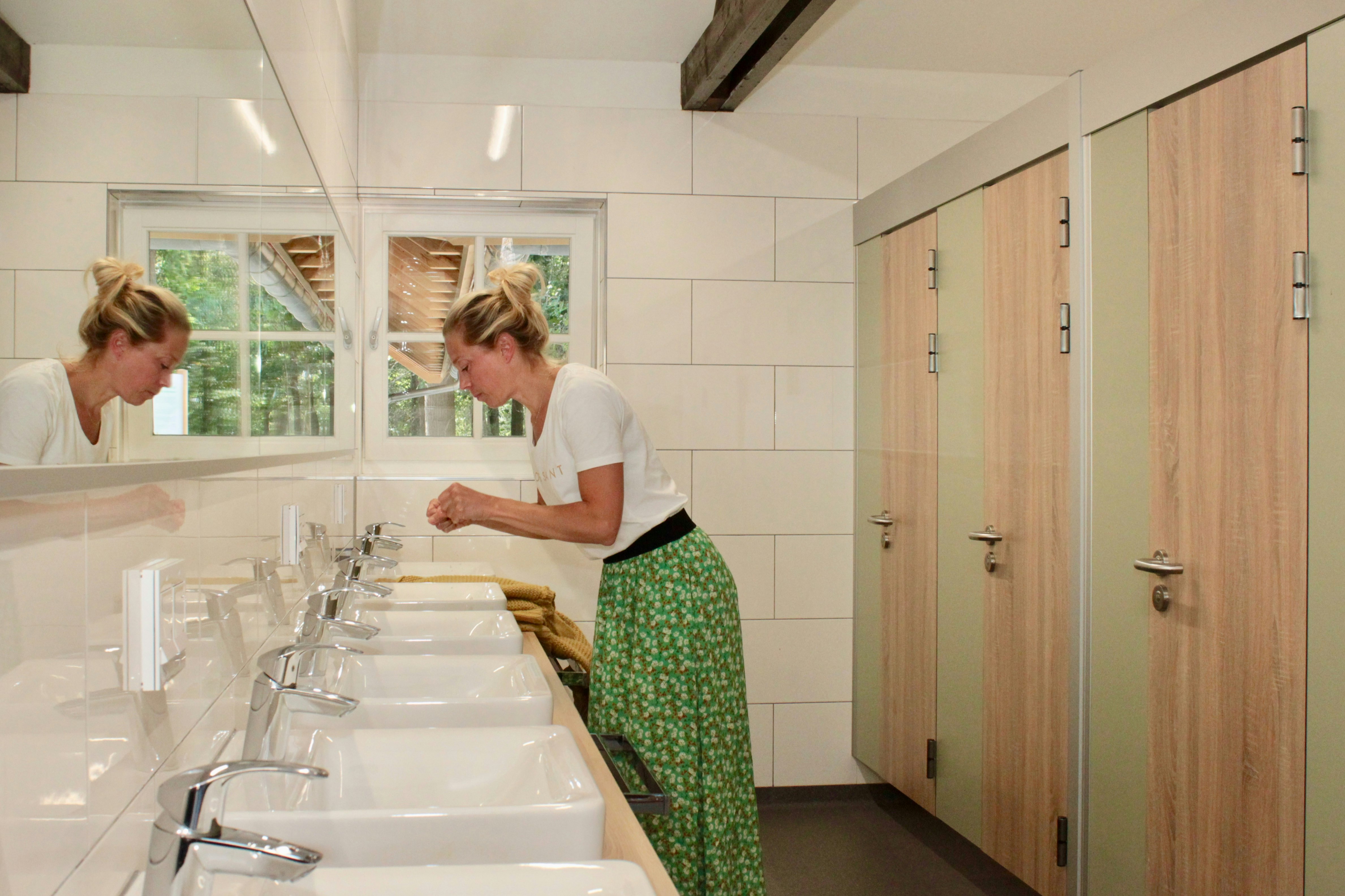 Natuurkampeerterrein Landgoed de Hoevens  - Innenansicht des Sanitärgebäudes