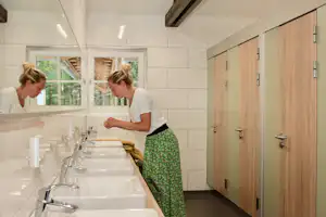 Natuurkampeerterrein Landgoed de Hoevens - Innenansicht des Sanitärgebäudes