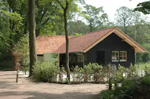 Natuurkampeerterrein Landgoed de Hoevens - Servicegebäude auf dem Campingplatz
