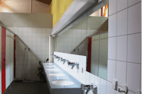 Neckarcamping Tübingen - Sanitärgebäude mit Waschbecken, Spiegel, Toiletten und Duschen
