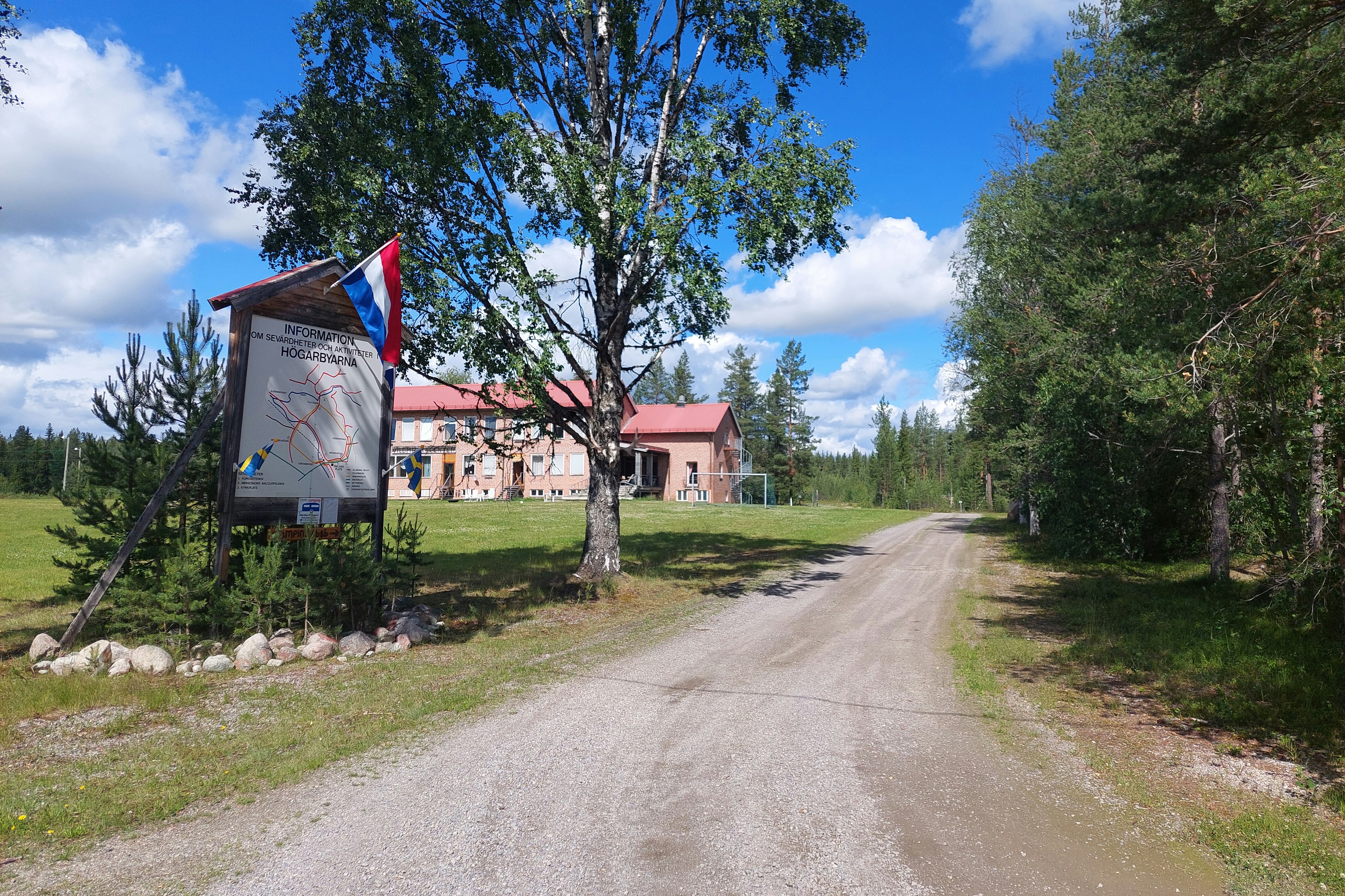 Nederhögen Vildmarkscenter Camping - Eingang des Campingplatzes während der Sommer-Saison