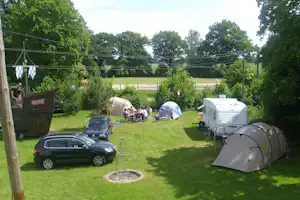 Neiße-Camp - Stellplatz mit Feuerstelle auf dem Campingplatz