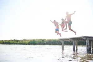 Neuer Strand Neusiedler See - Camper springen vom Steg in den See