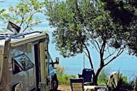 Nevio Camping - schattiger Wohnmobilstellplatz am See auf dem Campingplatz --