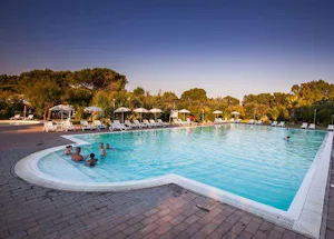 New Camping Le Tamerici - Pool im Freien mit Liegestühlen und Sonnenschirmen