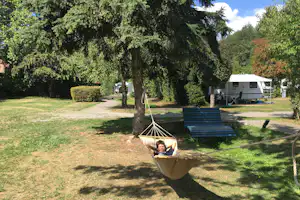 Nibelungen-Camping am Schwimmbad - Junge in einer Hängematte auf dem Wohnwagen- und Zeltstellplatz vom Campingplatz