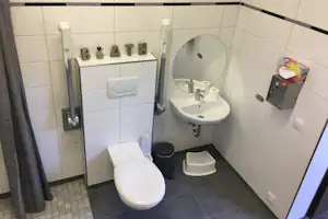 Nibelungen-Camping am Schwimmbad - barrierefreier Sanitärbereich auf dem Campingplatz mit Waschbecken, Spiegel, Toilette und Dusche