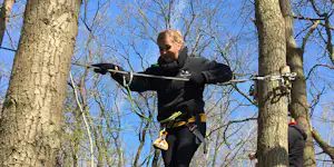 Nivå Camping - Camper beim Klettern auf dem Campingplatz