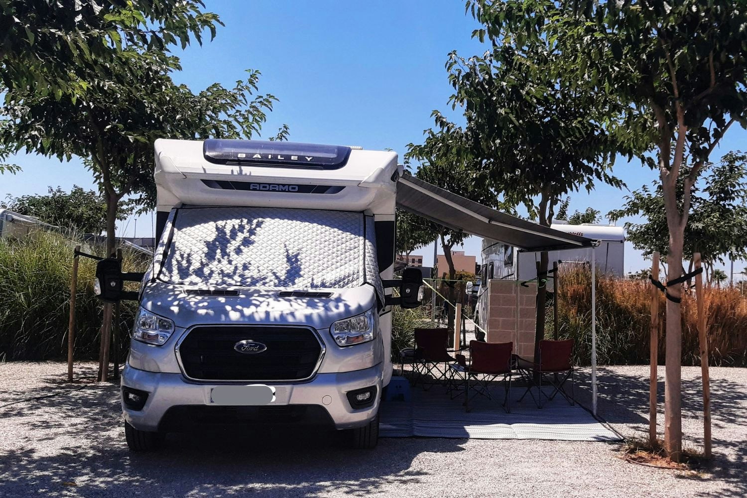 Nomadic Valencia Camping Car - Blick auf einen Standplatz auf dem Campingplatz