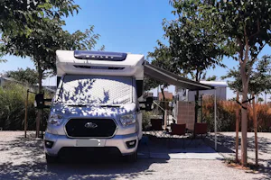 Nomadic Valencia Camping Car - Blick auf einen Standplatz auf dem Campingplatz