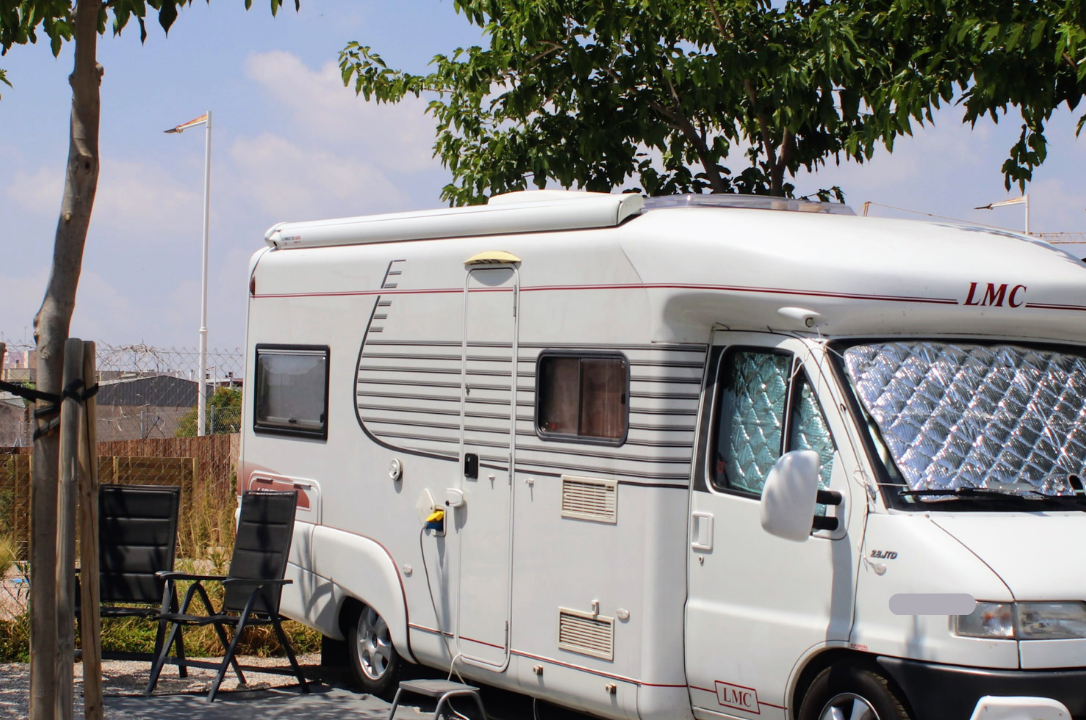 Nomadic Valencia Camping Car - Standplätze auf dem Campingplatz