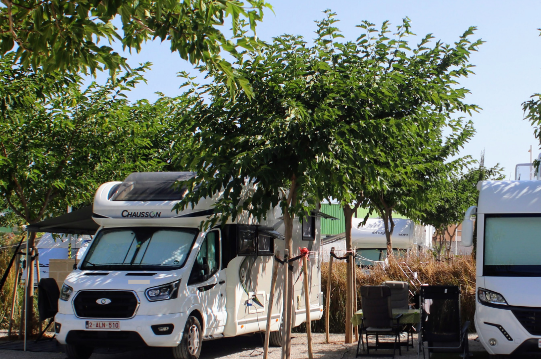 Nomadic Valencia Camping Car - Standplätze auf dem Campingplatz