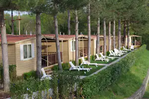 Norcenni Girasole Village - Mobilheime vom Campingplatz mit Veranden und Liegestühlen