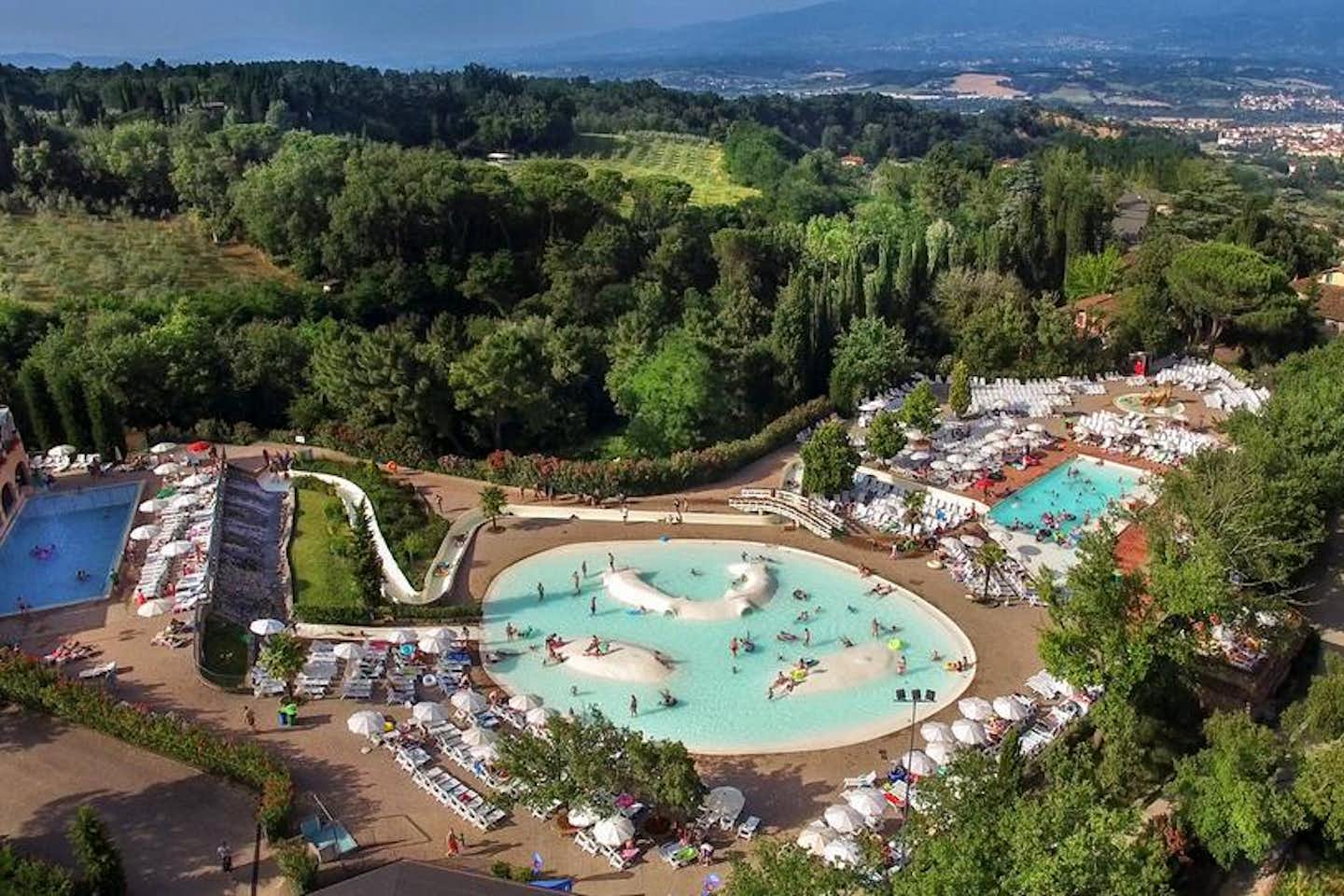 Norcenni Girasole Village  -  Poolbereich vom Campingplatz in der Toskana aus der Vogelperspektive