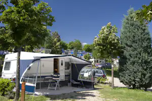 Norcenni Girasole Village - Stellplatz vom Campingplatz im Grünen, Mobilheime im Hintergrund