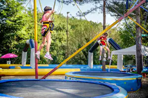 Norcenni Girasole Village - Kinder auf dem Trampolin vom Campingplatz