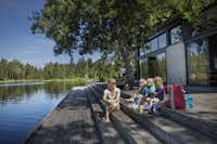 Nordic Camping Ånnaboda  -  Camper mit Kindern am Ufer vom See auf dem Campingplatz