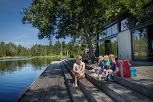 Nordic Camping Ånnaboda - Camper mit Kindern am Ufer vom See auf dem Campingplatz