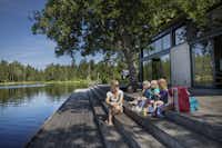 Nordic Camping Ånnaboda  -  Camper mit Kindern am Ufer vom See auf dem Campingplatz