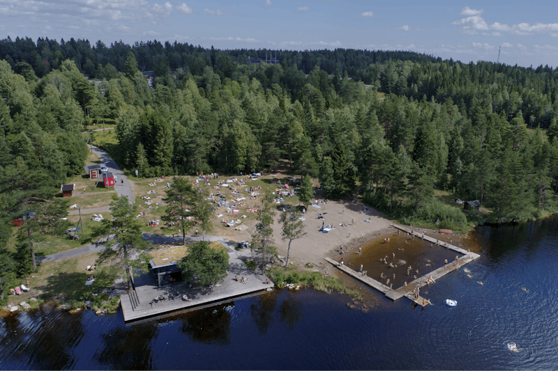 Nordic Camping Ånnaboda  -  Luftaufnahme vom Campingplatz mit Badestrand am See in Schweden
