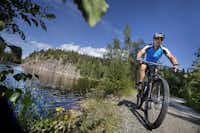 Nordic Camping Ånnaboda - Fahrrad fahren auf dem Radweg in den Naturlandschaften in der Umgebung vom Campingplatz