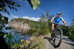 Nordic Camping Ånnaboda - Fahrrad fahren auf dem Radweg in den Naturlandschaften in der Umgebung vom Campingplatz