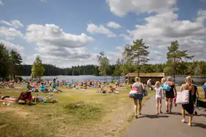 Nordic Camping Ånnaboda - Gäste vom Campingplatz am Badestrand am See in der Nähe vom Campingplatz