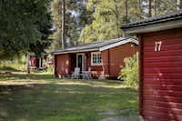 Nordic Camping Ånnaboda - Mobilheime auf grüner Wiese auf dem Campingplatz