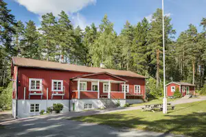 Nordic Camping Bredsand - Hauptgebäude und Mobilheime vom Campingplatz mit Veranden im Grünen