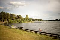 Nordic Camping Bredsand  - Picknicktisch am Ufer vom See auf dem Campingplatz im Grünen