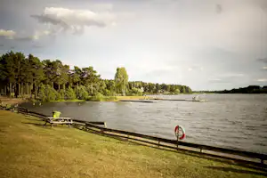 Nordic Camping Bredsand - Picknicktisch am Ufer vom See auf dem Campingplatz im Grünen