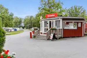 First Camp City-Stockholm - Einfahrt und Rezeption des Campingplatzes