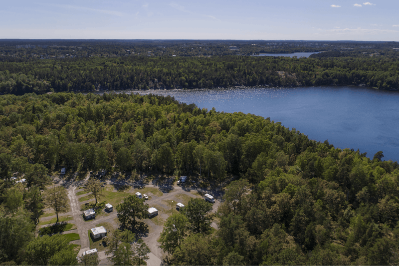 Nordic Camping Citycampstockholm  -  Luftaufnahme vom Campingplatz am See in Schweden
