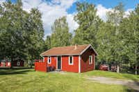 Nordic Camping Hökensås  -  Mobilheim vom Campingplatz mit abgeschirmter Terrasse im Grünen