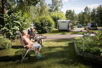 Nordic Camping Hökensås - Gäste vom Campingplatz auf dem Wohnwagenstellplatz auf grüner Wiese