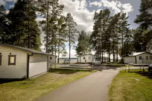 Nordic Camping Mörudden - Mobilheime vom Campingplatz mit Blick auf den See Vena