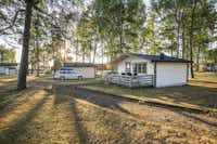 Nordic Camping Mörudden  -  Mobilheime vom Campingplatz mit Veranden zwischen Bäumen