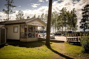 Nordic Camping Mörudden - Rezeption vom Campingplatz im Grünen