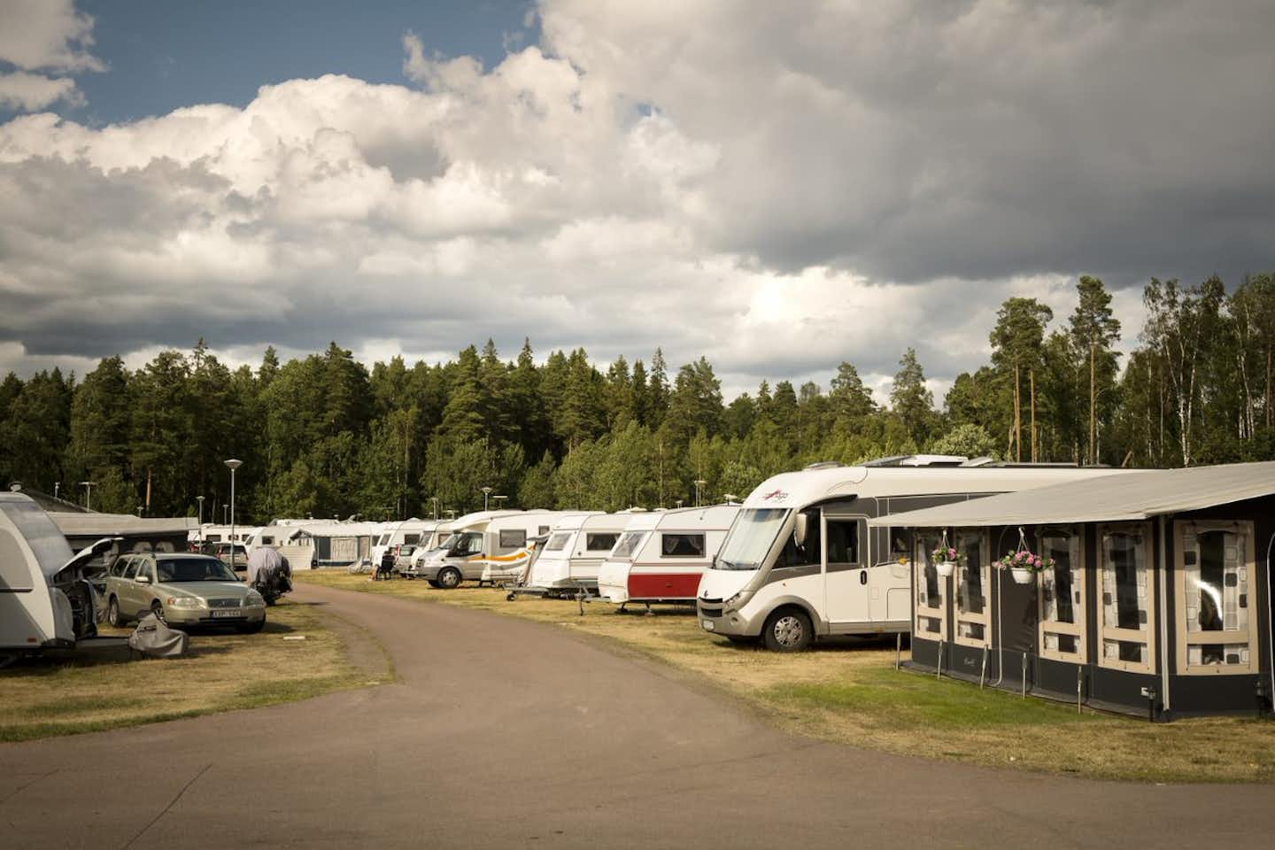 Nordic Camping Mörudden  -  Wohnwagen und Wohnmobile auf dem Stellplatz vom Campingplatz
