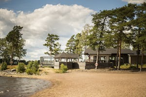 Nordic Camping Möruddenv - Blick auf das Gelände vom Campingplatz am Strand