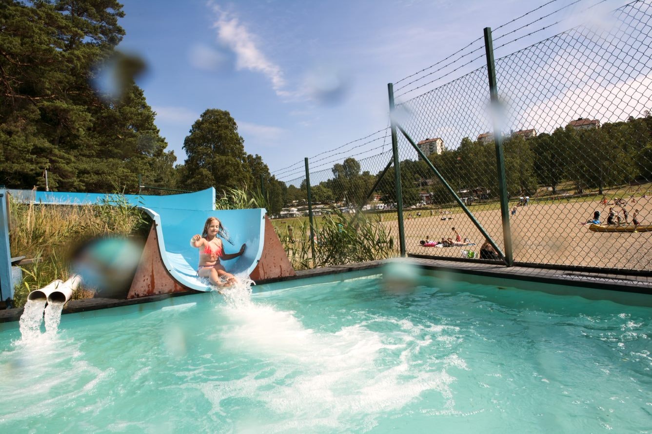Nordic Camping Nickstabadet  - Kind in der Wasserrutsche vom Pool auf dem Campingplatz